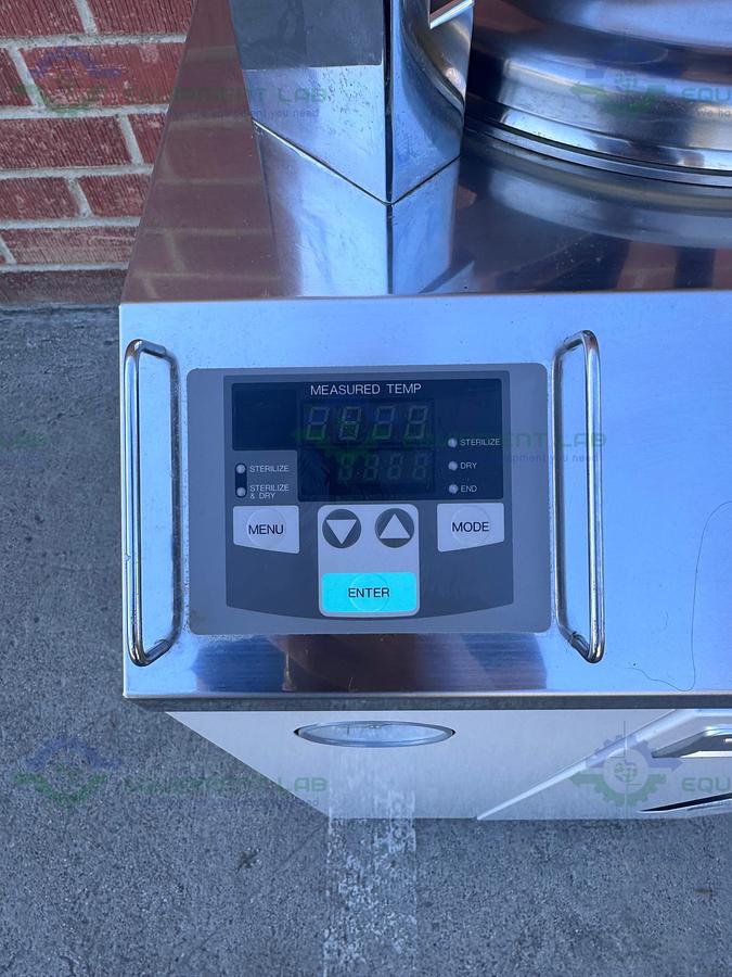 Used Yamato SM501 Standard Laboratory Use Autoclave / Sterilizer with Dryer 47L, 115V