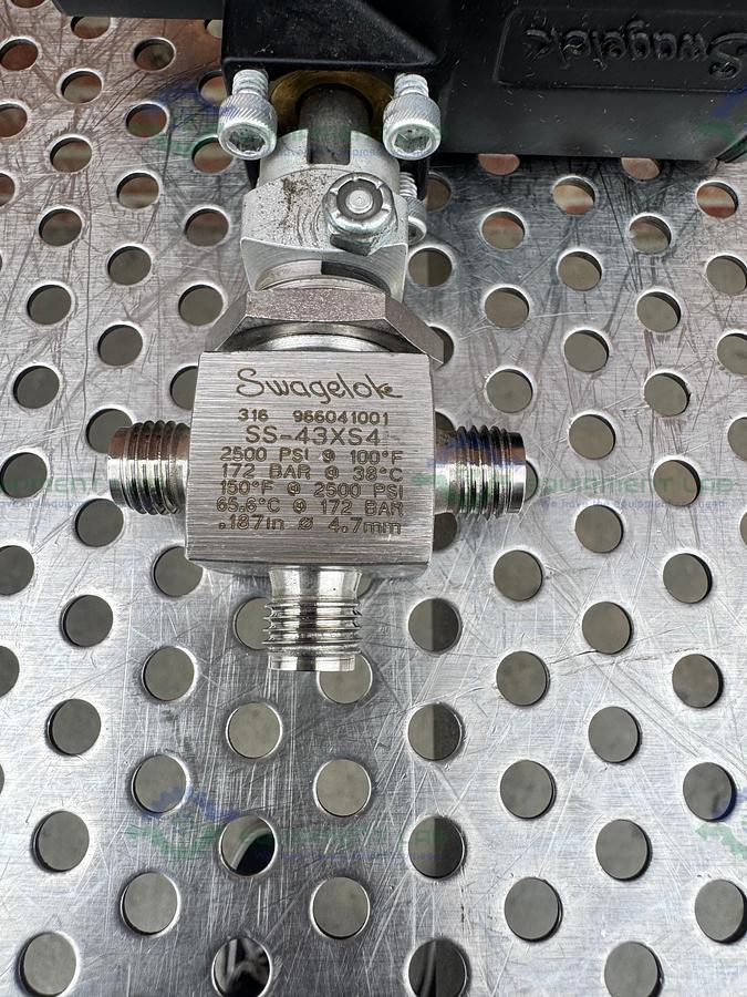 Used Whitey/Swagelok 151 DA Pneumatic Double Acting Actuator 200 PSI w/ SS43XS4 Valve