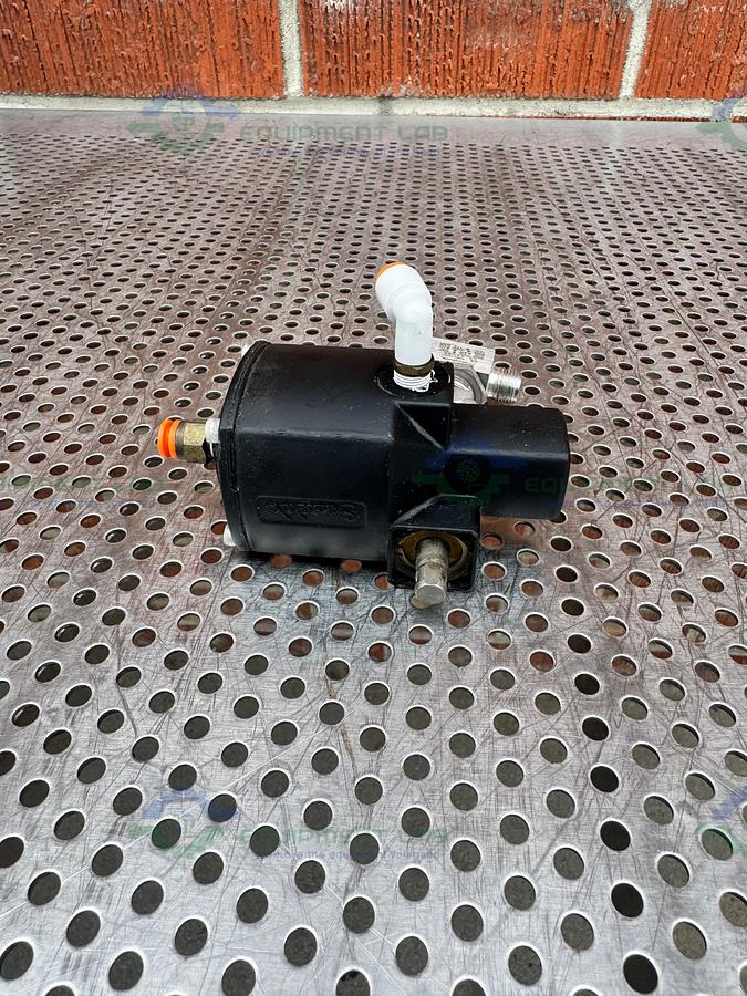 Used Whitey/Swagelok 131 DA Pneumatic Double Acting Actuator 200 PSI w/ SS43GS6 Valve