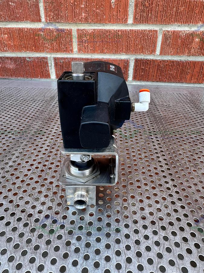 Used Whitey/Swagelok 133 DA Pneumatic Double Acting Actuator 200 PSI w/ SS45S8 Valve