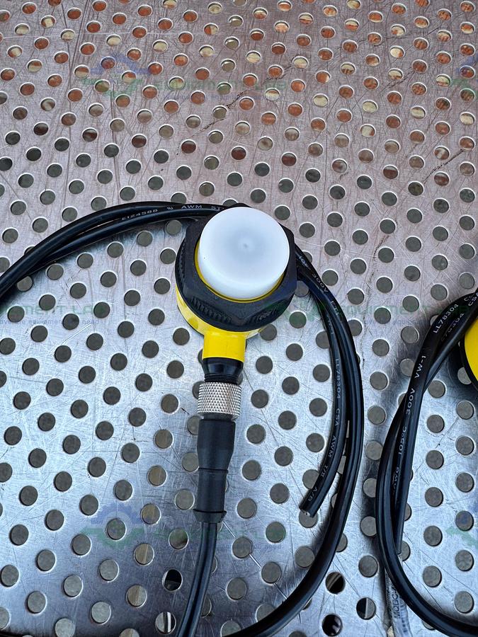 Used Lot of 2 - Banner T30GRYPQ Panel Mount Indicator Green Red Yellow LED 10-30 VDC
