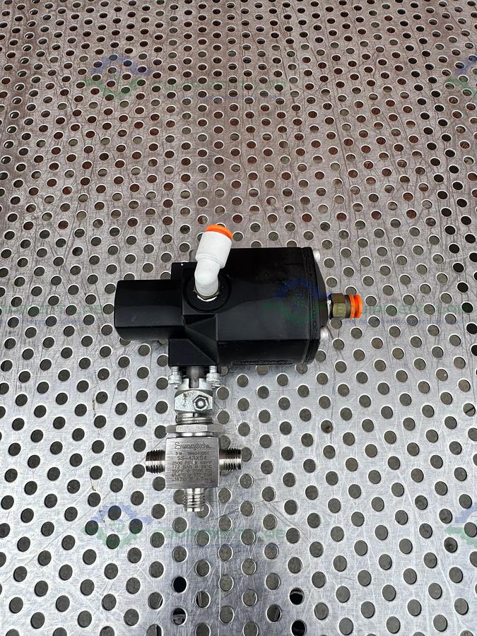 Used Whitey/Swagelok 151 DA Pneumatic Double Acting Actuator 200 PSI w/ SS43XS4 Valve