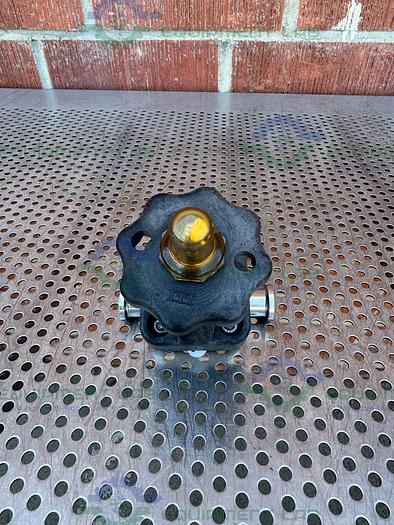 Used ITT Pure Flo .75-316L-RA20MAX-CWP150 Diaphragm Valve w/ 3/4" Sanitary Fitting