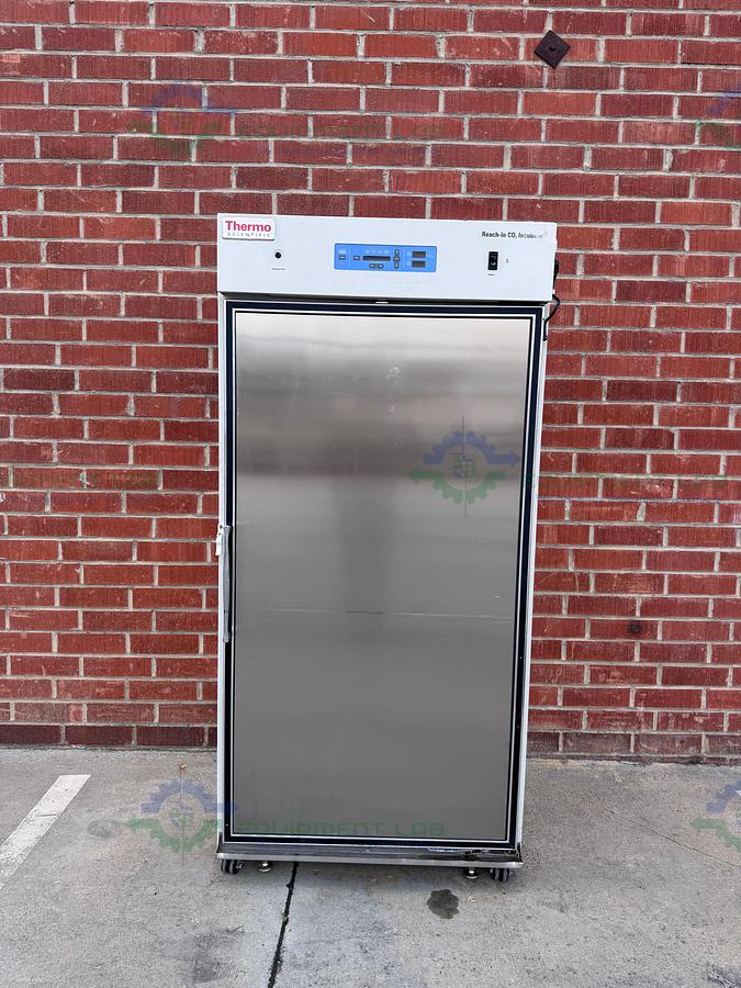 Used Thermo Scientific 3950  CO2 Incubator Temp Range  29 CuFT, 60C°, 120V