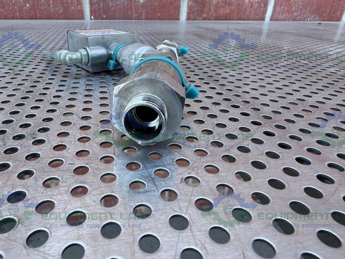 Used Gemu 540/15/D59405-1 Pneumatic Valve Actuator w/ Parker 8Z(A)-F8L-250-SS Valve