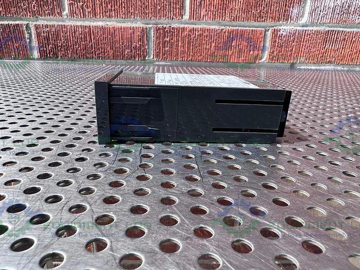 Used Henix Corporation  HR33E4 Temperature Controller