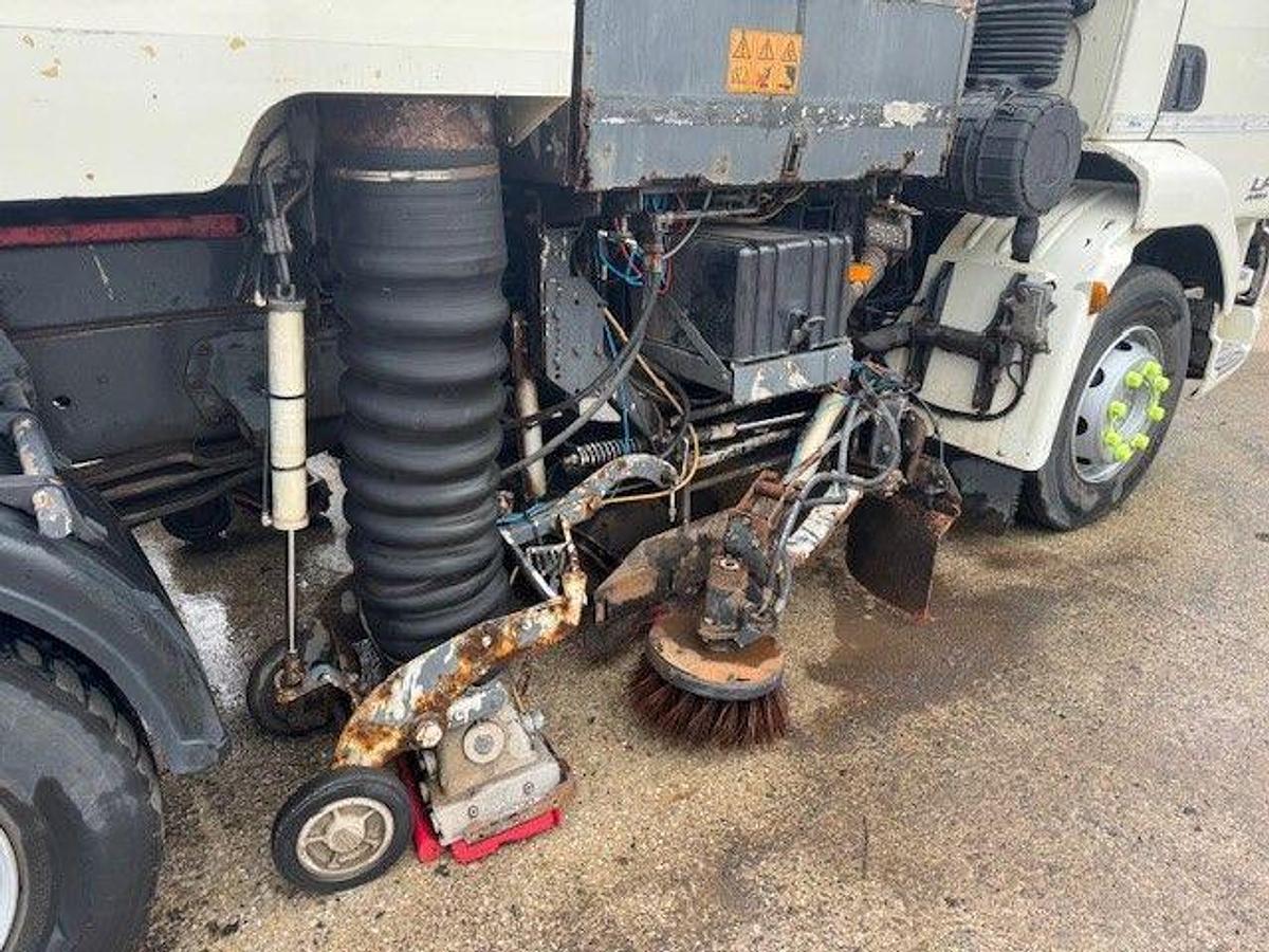 Used 2015 DAF LF220 4x2 18T Johnstons Dual Sweeper