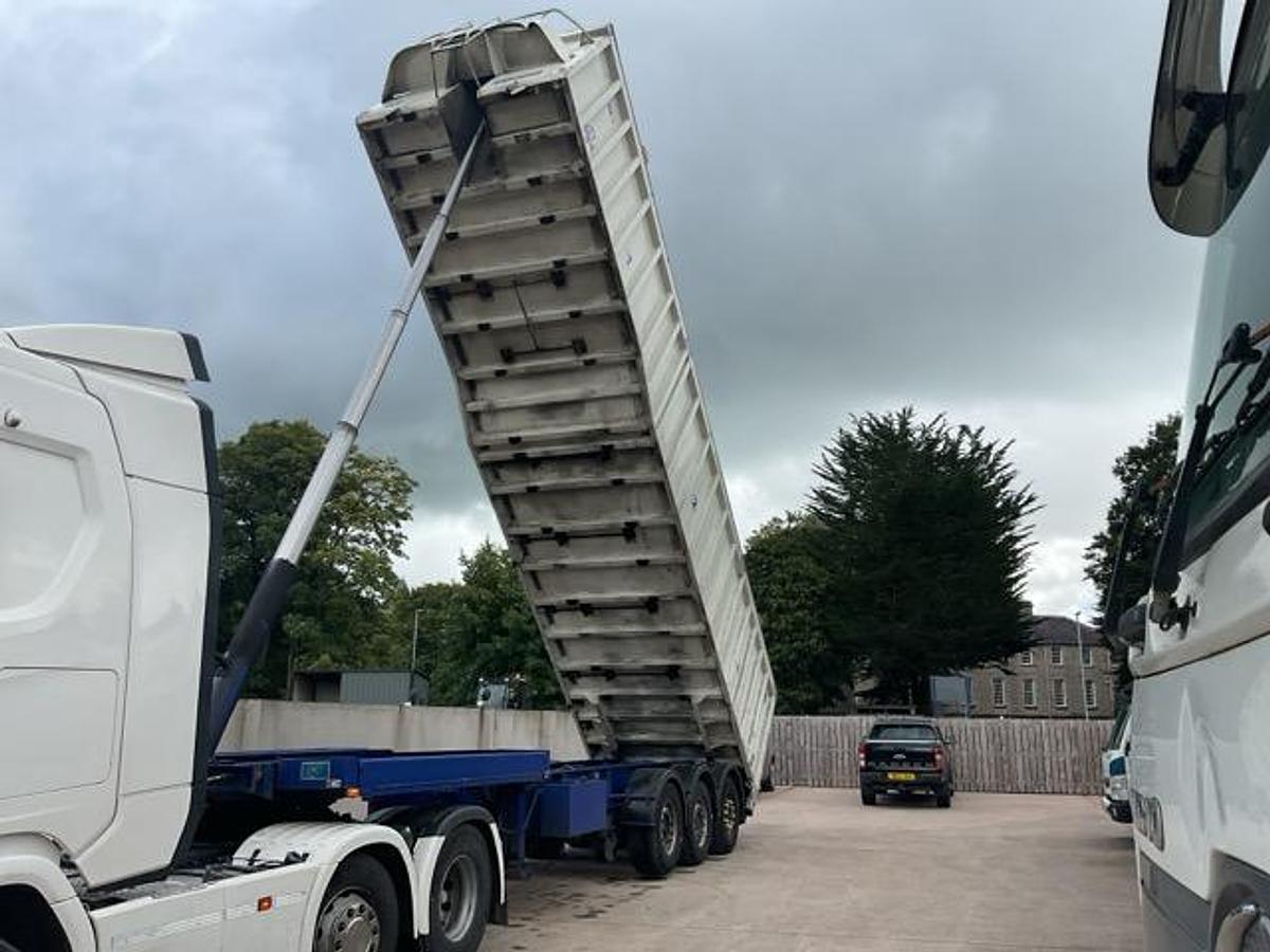 Used 2022 United Trailers 3 Compartment Tipping Blower