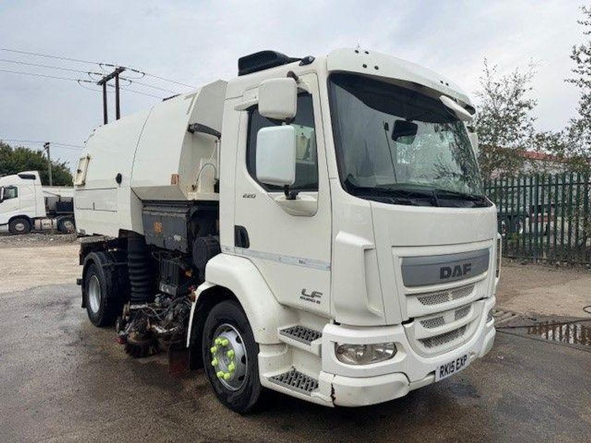 Used 2015 DAF LF220 4x2 18T Johnstons Dual Sweeper