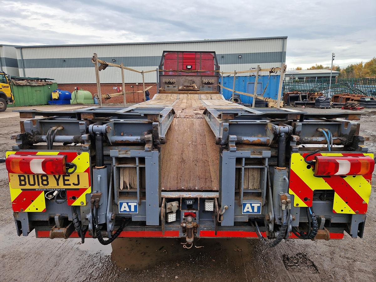 Used 2018 (18) Mercedes Arocs 3240 8x2 Rearlift Beavertail