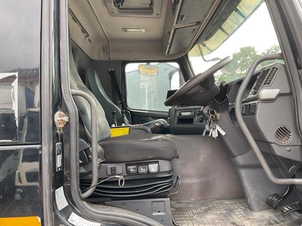 Used 2013 (13) Volvo FM380 8x4 Hookloader