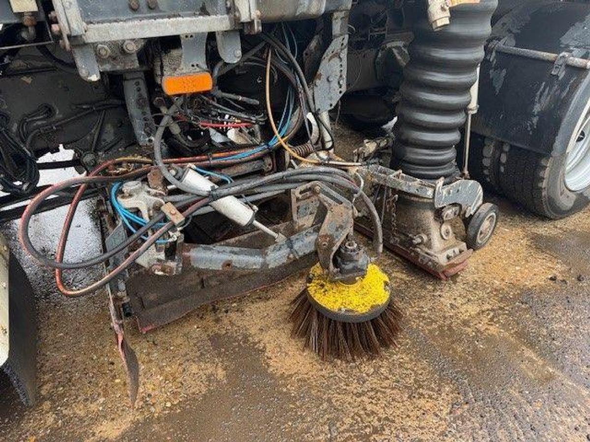 Used 2015 DAF LF220 4x2 18T Johnstons Dual Sweeper