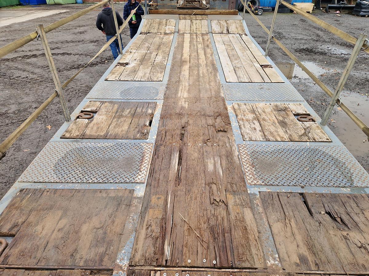 Used 2018 (18) Mercedes Arocs 3240 8x2 Rearlift Beavertail