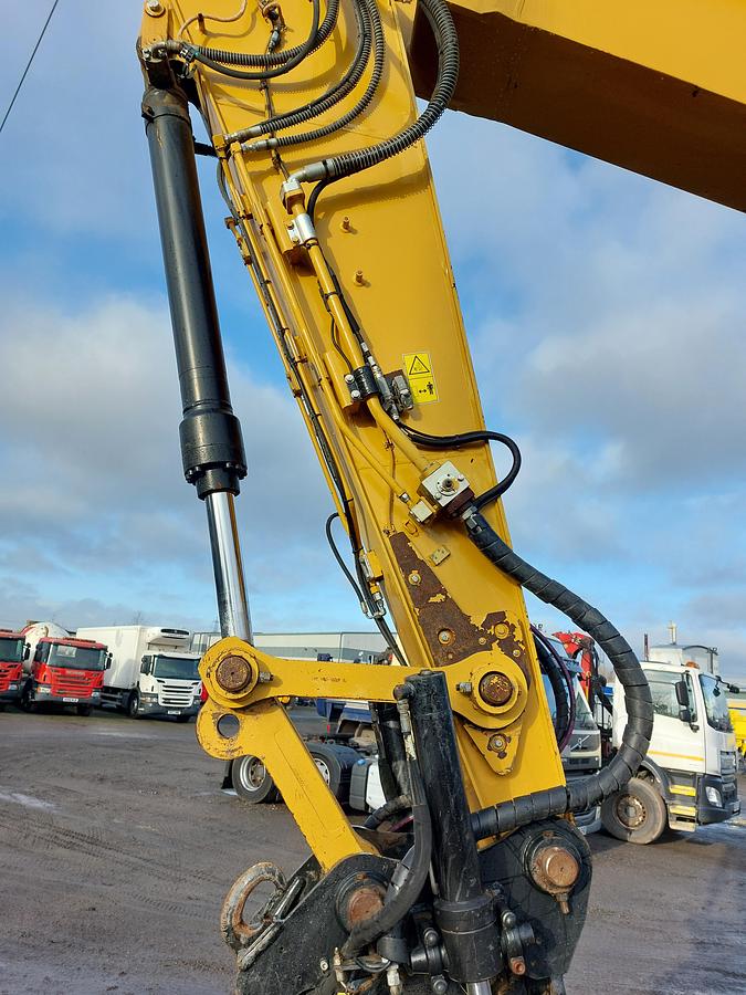 Used 2018 CAT 320