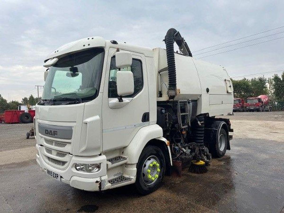 Used 2015 DAF LF220 4x2 18T Johnstons Dual Sweeper