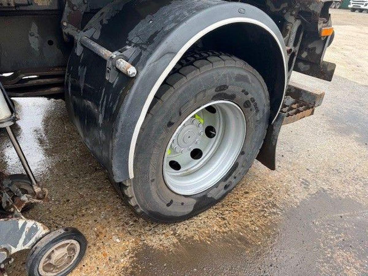 Used 2015 DAF LF220 4x2 18T Johnstons Dual Sweeper