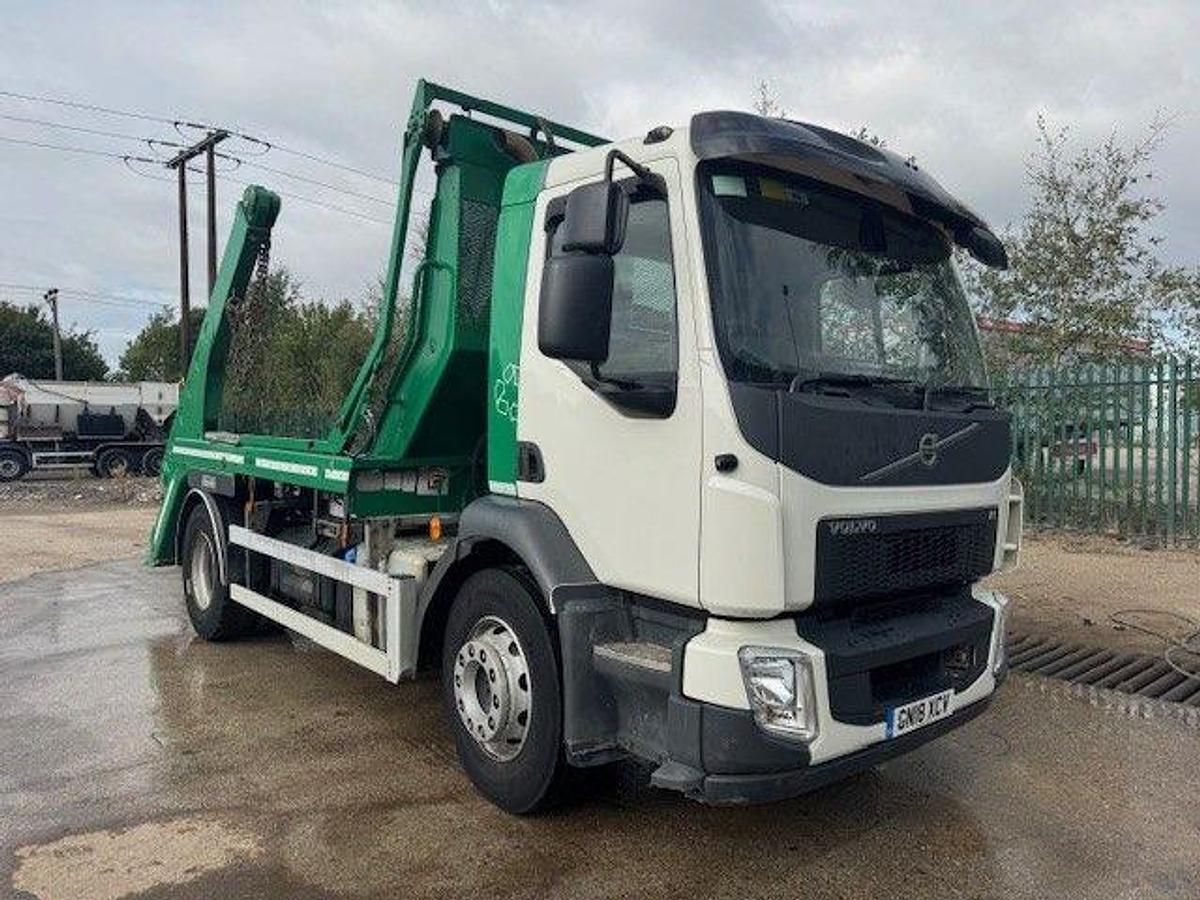 Used 2018 (18) Volvo FL250 4x2 18T Skiploader