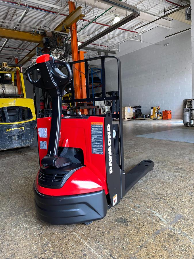 Raymond 8210 – rear angle view – handle-mounted throttle, battery compartment, and built-in charger – CSA/MOL certified walkie pallet jack – Brampton ON