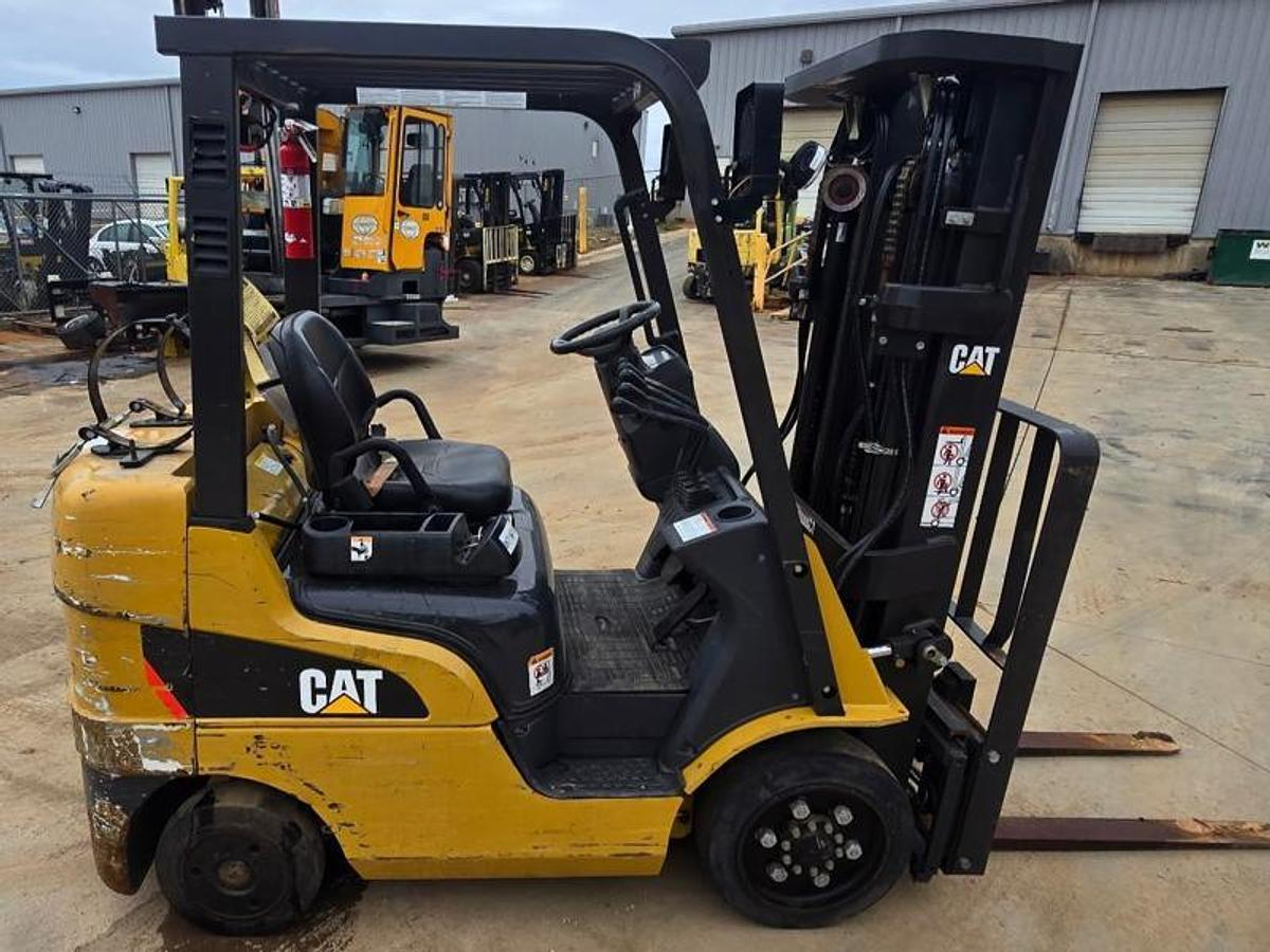 2021 Caterpillar 2C5000 cushion forklift – opposite side view – 5,000 lb LP gas – 187” 3‑stage mast – side‑shift – 2,368 hours – CSA‑ready – Brampton ON