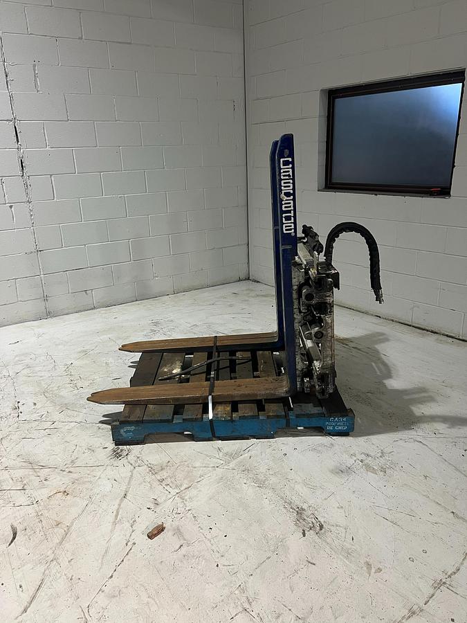 alt="Side view of Cascade 25G‑FDS‑1251 double pallet handler with Class III mounting and 42-inch forks"