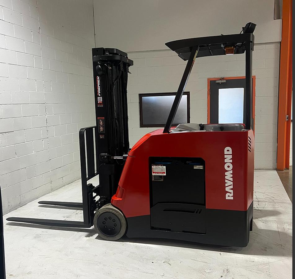 Side view of Raymond 425-C50TT stand-up electric dockstocker forklift with triple mast and side shift