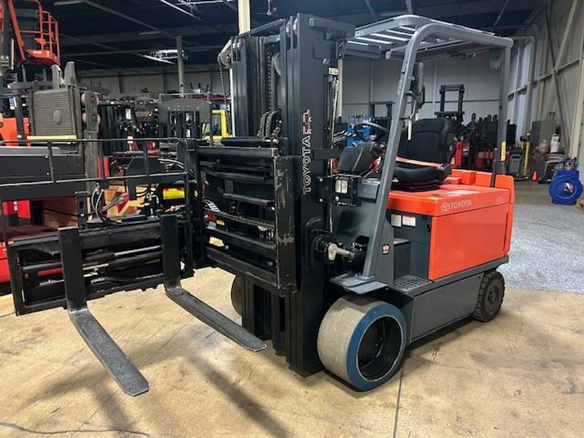 Front‑side angle of Toyota 7FBCU35 highlighting swing‑mast and like‑new condition.