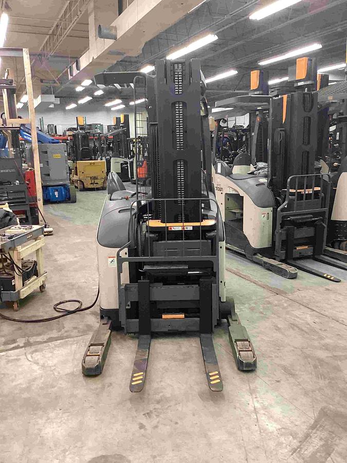 Front angled view showing mono mast rails and wide carriage profile