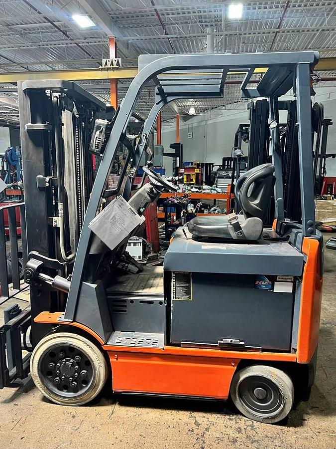 Toyota 8FBCU25 – full side profile – triple mast, chassis, and battery compartment – CSA/MOL certified electric forklift – Brampton ON