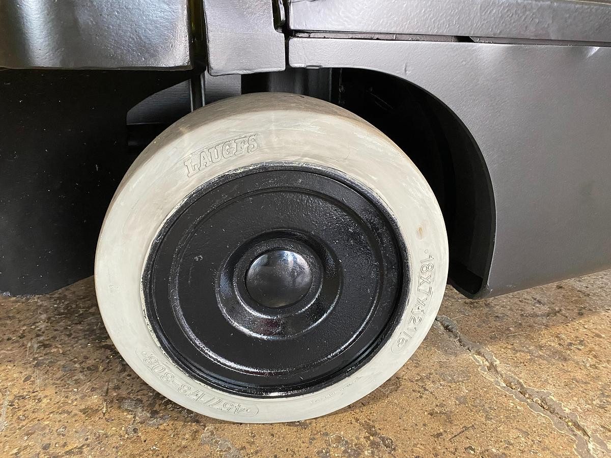 Hyster E120XN – close-up of non-marking smooth steer tire – indoor cushion tread – CSA-certified electric forklift – Brampton ON