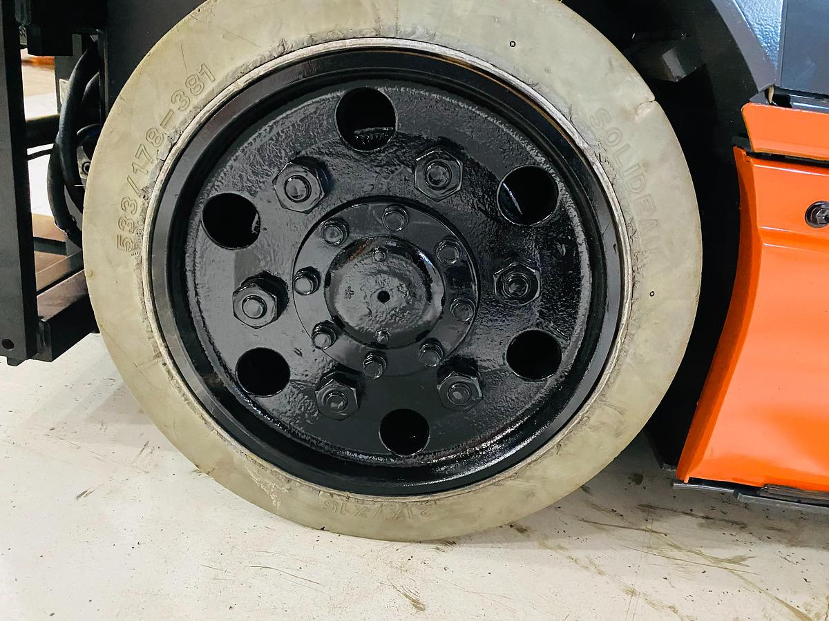 Toyota 8FBCU25 – front left drive tire – non-marking smooth cushion – spark-protected electric forklift – Brampton ON