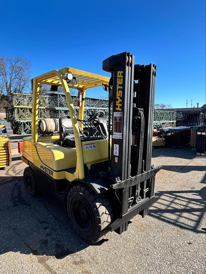 “Hyster H70FT propane forklift front side angle – 86/189-inch TSU mast, forks, pneumatic tires, 7,000 lb outdoor forklift – Brampton ON”