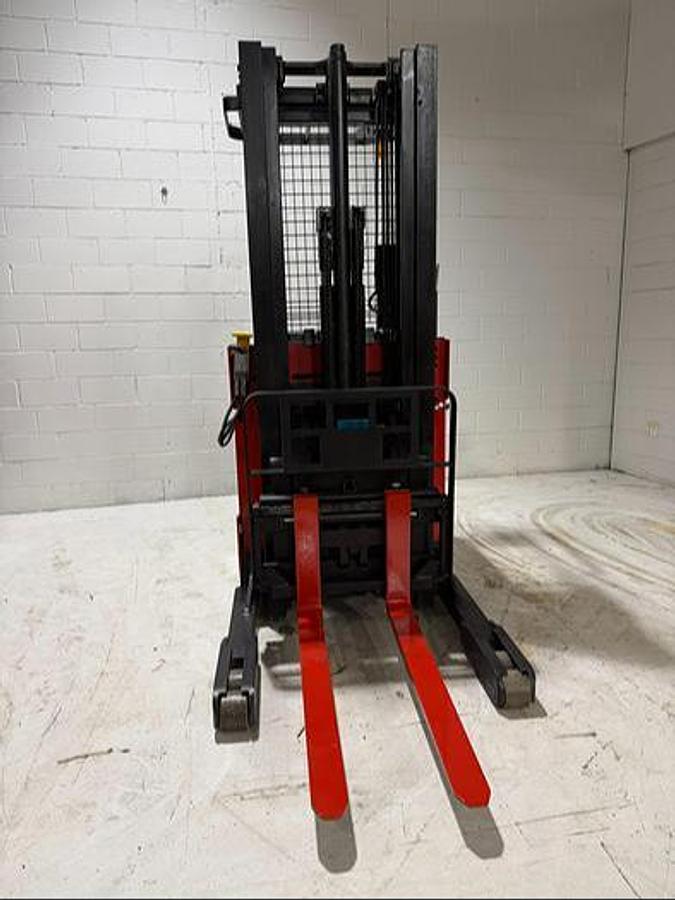 Front view of Budget Raymond EASIR40TT reach truck, older non‑CSA unit.