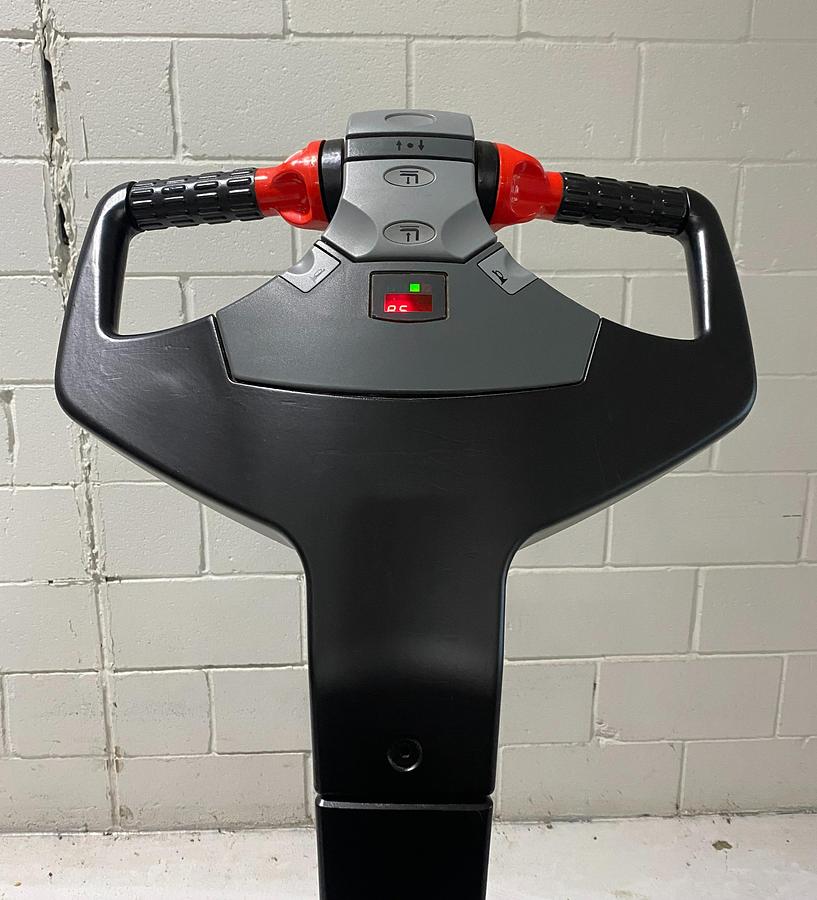 Control handle of Raymond 8400 ride‑on walkie — throttle, lift controls, and safety buttons.