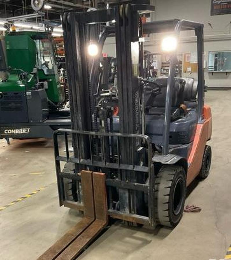 2019 Toyota 8FGU25 forklift – angled front‑side view showing mast, tires, and LP tank