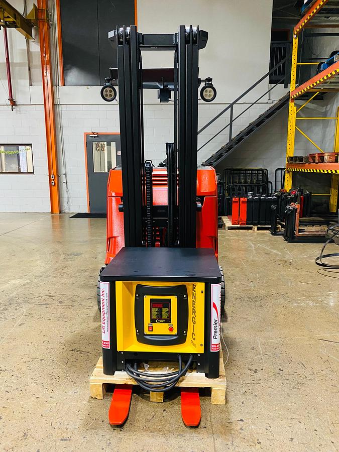 Raymond 425-C40TT – front view with charger placed on forks – CSA certified electric docker – battery and charger sold separately – Brampton ON