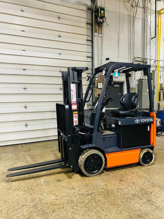 Toyota 8FBCU25 – full side profile – chassis, mast, and battery compartment – CSA certified 4-wheel electric forklift – Brampton ON