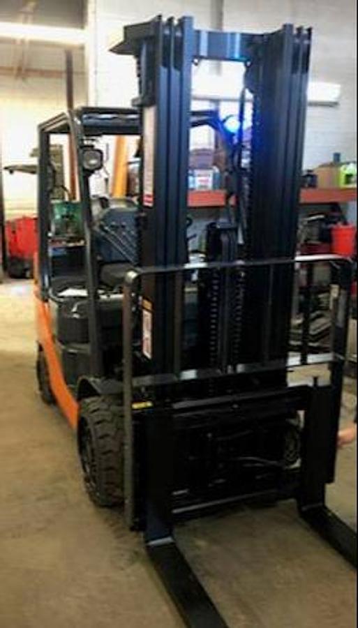 Toyota 8FGCU30 – direct front view – 42” forks, triple mast, and side shift carriage – CSA-certified LPG forklift – Brampton ON