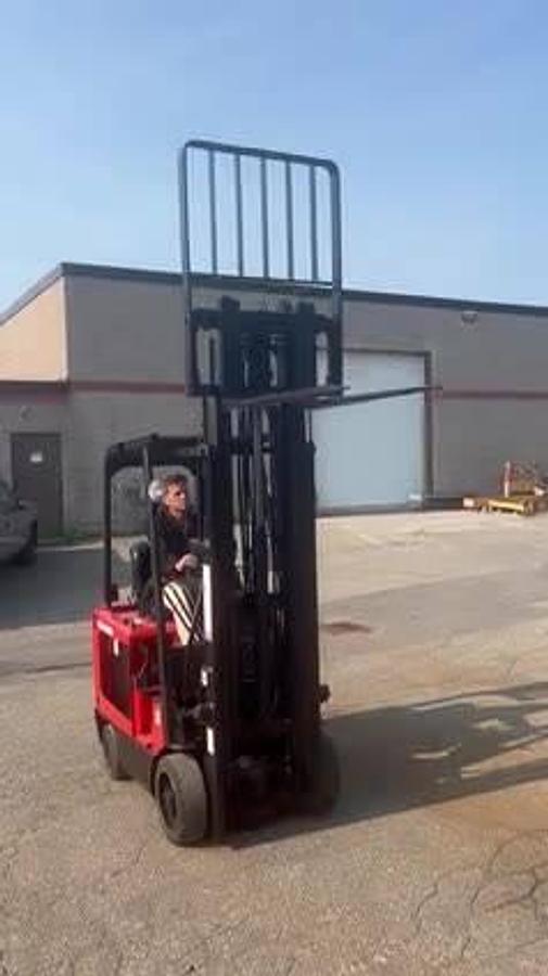 Raymond DSD30R – front mast angle with forks raised – triple-stage mast – clamp-ready carriage – CSA certified electric forklift – Brampton ON