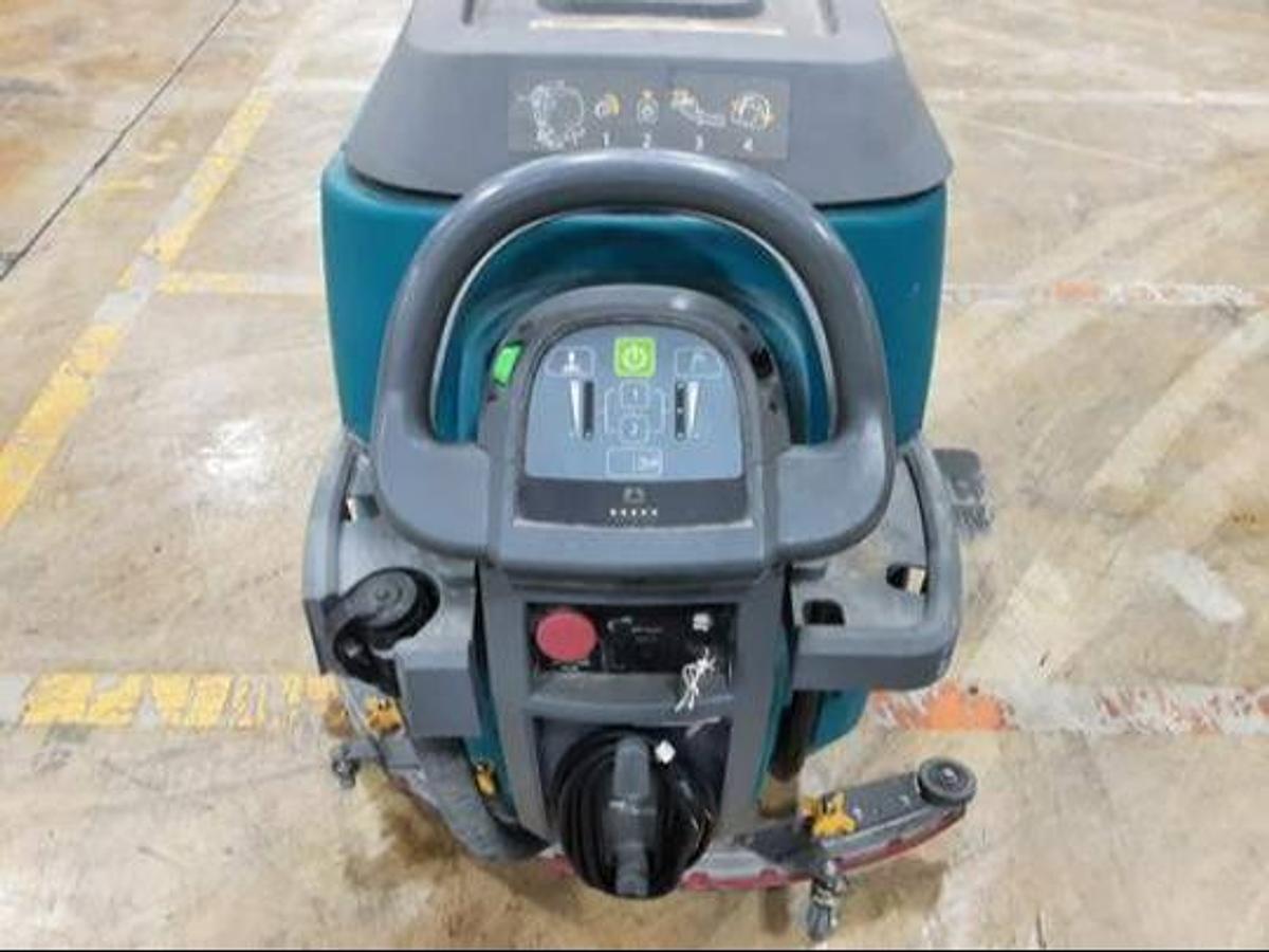 Tennant T500 – direct front view – U-handle, control panel, 32” scrub deck – CSA/MOL certified – Brampton ON