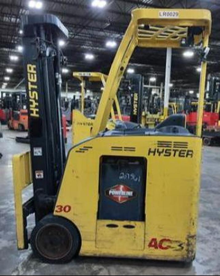 Side view from opposite angle of Hyster E30HSD3-16 forklift – integral side shift, triple-stage mast, and compact chassis for narrow-aisle use – Premier Lift Equipment Brampton ON