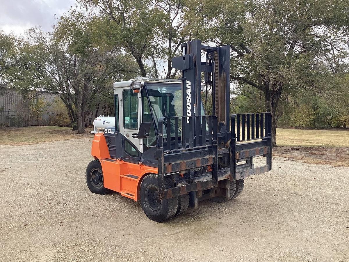 Front angled view showing mast rails with load back rest and wide carriage