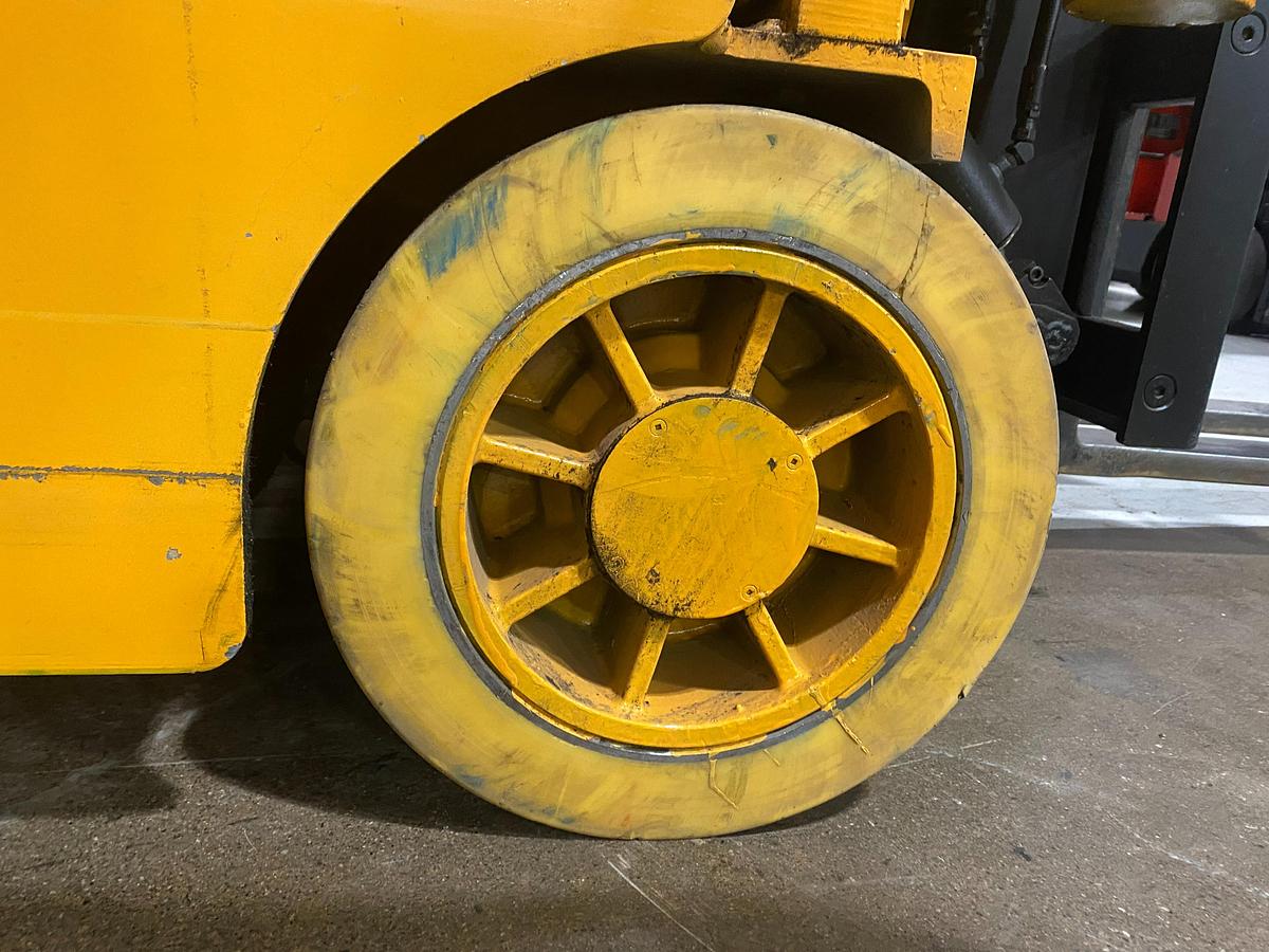 Right non-marking poly drive tire on Drexel SLT30 electric swing mast forklift showing tread pattern and CSA indoor spec – unit staged in Brampton ON