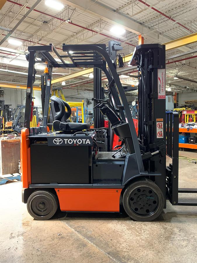 Profile view of 2017 Toyota 8FBCU25 electric forklift showing 4-wheel chassis, battery compartment, and side shift carriage