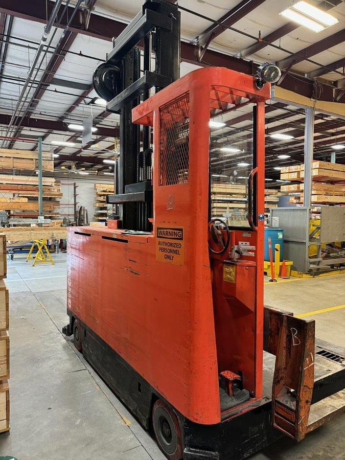 Raymond SL60TL – angled view – adjustable fork carriage, operator platform, and mast extension – CSA/MOL certified sideloader – Brampton ON