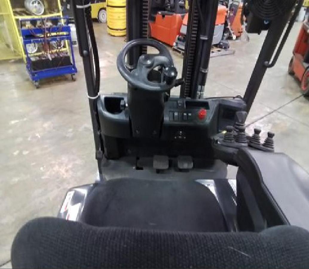 2019 Linde E32CL operator compartment – controls, levers, display, pedals, overhead guard