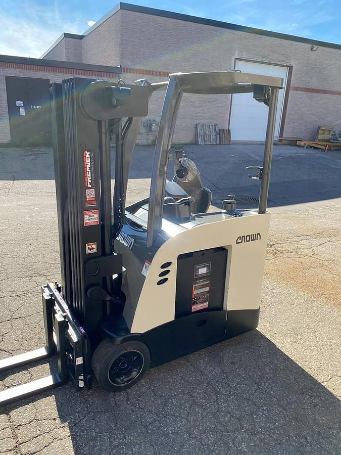 Crown RC5545-40 – front angle view – quad mast 260” – stand-up docker – CSA certified – freezer-ready – Brampton ON