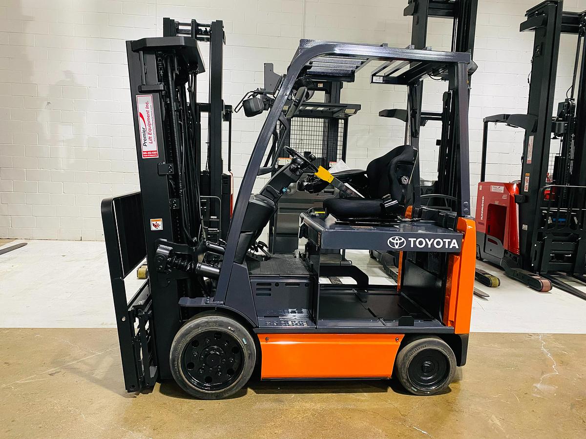 2015 Toyota 8FBCU32 electric forklift side view 6500 lb 36V triple mast