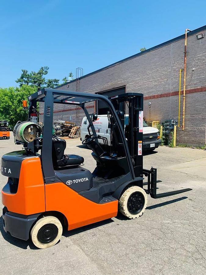 Toyota 8FGCU25 – rear angle view – counterweight, propane bracket, and safety decals – CSA/MOL propane forklift – Brampton ON