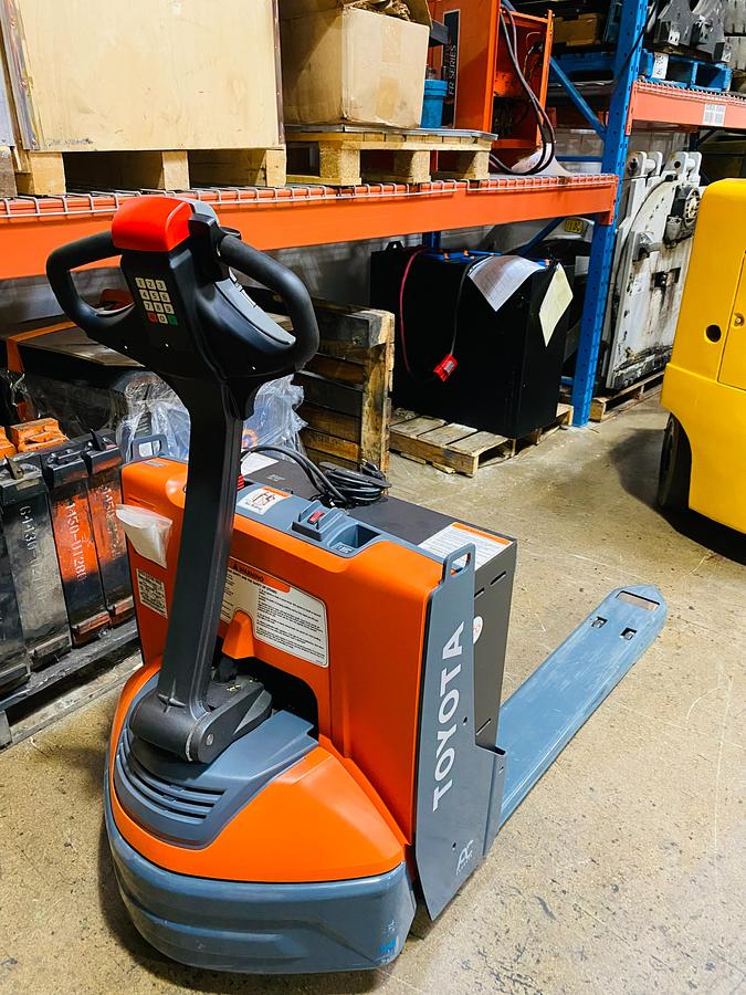 Close‑up side‑rear view showing drive unit and load 