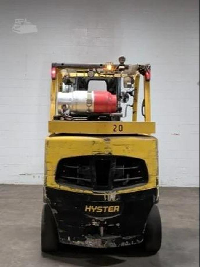 “2019 Hyster S155FT rear view – counterweight and LPG compartment – heavy duty cushion forklift”